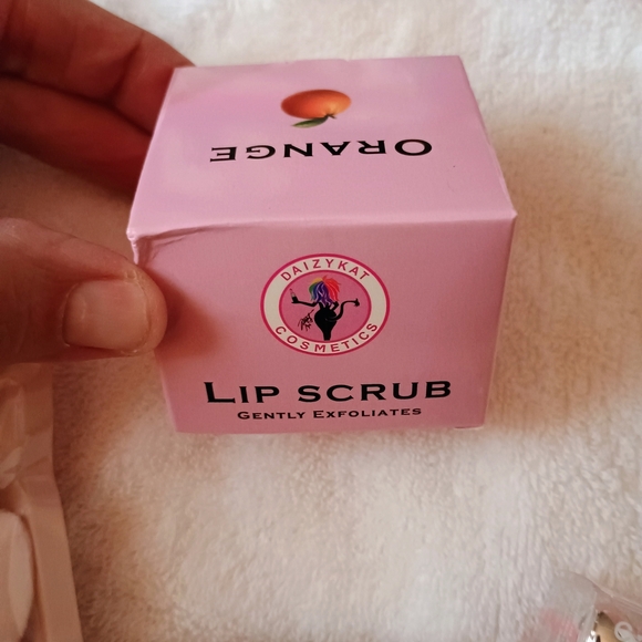 Lip Scrub, Lip Oil, Body Glitter And Powder Puffs - Picture 2 of 5